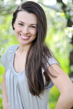 gülümsemek gülümseyen güzel bir genç kadının