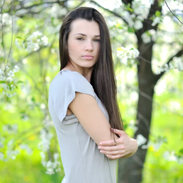 Portret van een jonge mooie vrouw over de aard — Stockfoto