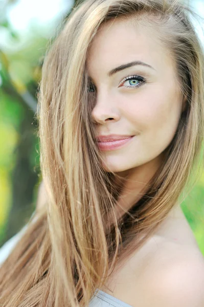 Bela cara de mulher - close up retrato ao ar livre — Fotografia de Stock