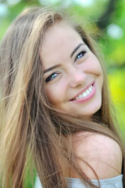 Belle fille souriante portrait extérieur gros plan — Photo