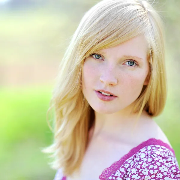 Beautiful girl portrait - outdoors. Closeup — Stock Photo, Image