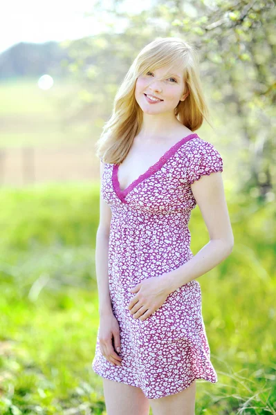 Feliz hermosa chica sonriente retrato en el prado —  Fotos de Stock