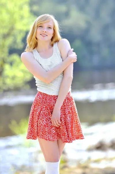 Hermosa chica sonriente retrato al aire libre — Foto de Stock