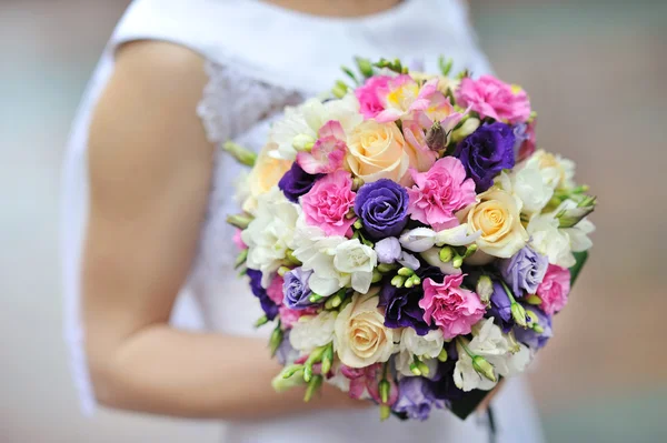 Noiva segurando buquê de casamento — Fotografia de Stock