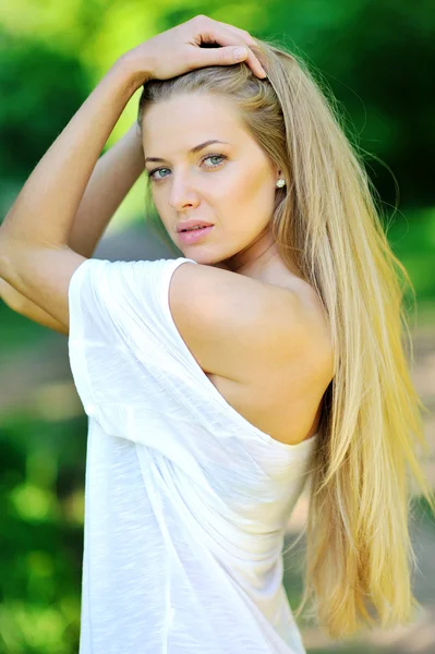 Retrato de una hermosa mujer en el jardín — Foto de Stock