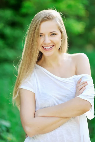 Portrait of young smiling beautiful woman — Stock Photo, Image