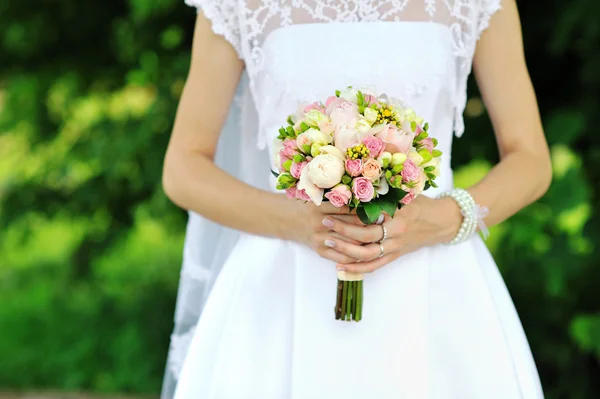 Mariée tenant bouquet de mariage dans les mains — Photo