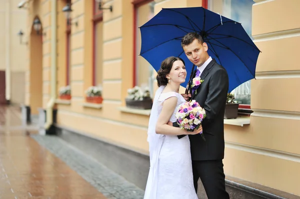 Счастливая свадьба пара - невеста и жених портрет на открытом воздухе — стоковое фото