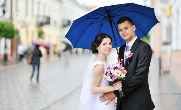 Venkovní portrét nevěsty a ženicha — Stock fotografie