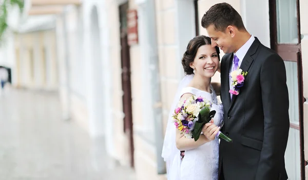 Happy bride and groom portrait outdoors — Stock Photo, Image