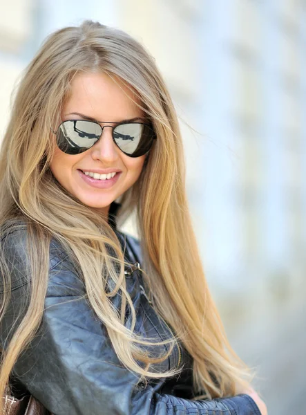 Hermosa cara de mujer con gafas de sol - primer plano —  Fotos de Stock