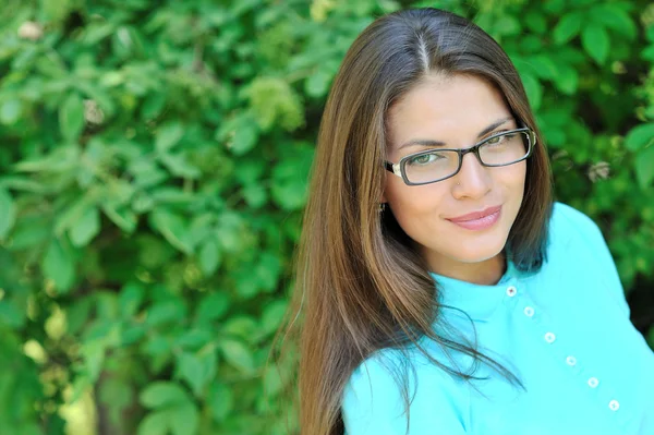 Schönes Frauengesicht mit Brille - Nahaufnahme — Stockfoto