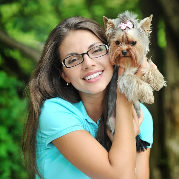 Aantrekkelijke jonge meisje spelen met haar puppy buiten — Stockfoto