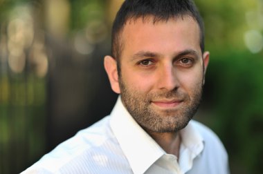 genç yakışıklı yüz adam açık havada portresi