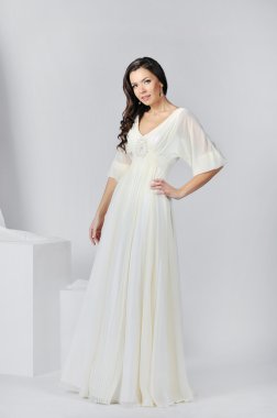 Lüks gelinlik içinde güzel bir gelin.