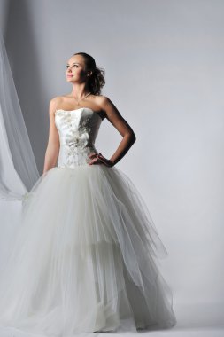 Lüks gelinlik içinde güzel bir gelin.