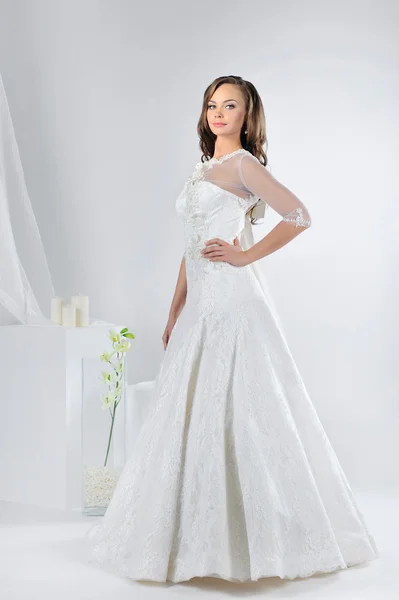 화려 한 웨딩 드레스를 입은 아름다운 신부 — 스톡 사진