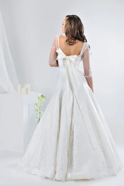 Красивая невеста в роскошном свадебном платье — стоковое фото