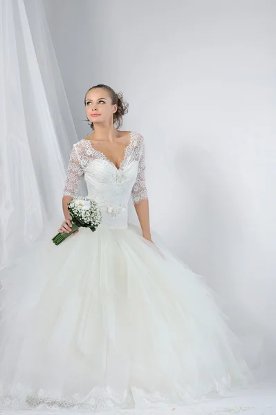 Bela noiva em um vestido de casamento luxuoso — Fotografia de Stock