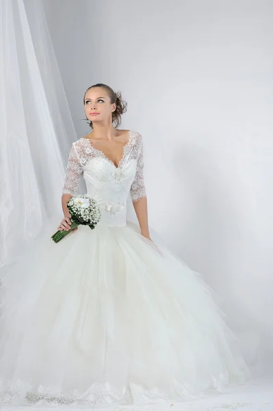 Bella sposa in un abito da sposa di lusso — Foto Stock