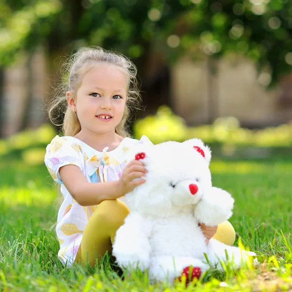 Γλυκό κοριτσάκι σε εξωτερικούς χώρους με ένα παιχνίδι αρκούδα — Φωτογραφία Αρχείου