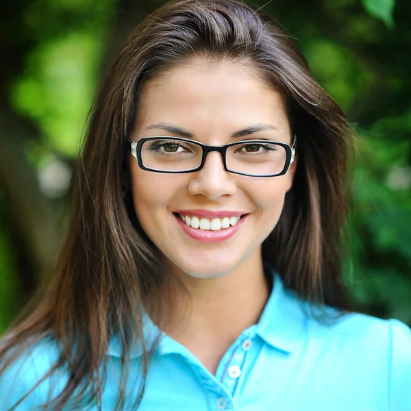 Portret van jonge gelukkig lachende vrolijke vrouw in glazen — Stockfoto