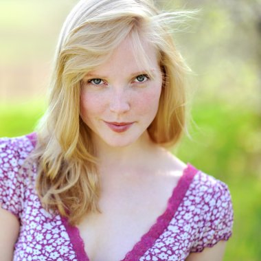 gülümseyen ve çekici genç güzel kız