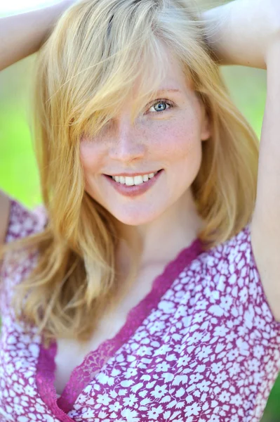 Nahaufnahme einer schönen lächelnden jungen Frau — Stockfoto