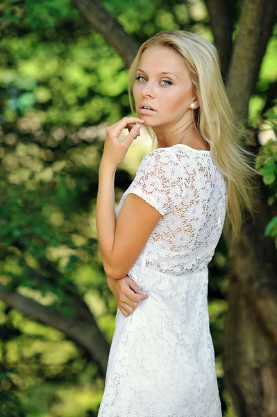 Portrait d'une belle blonde dans un parc — Photo