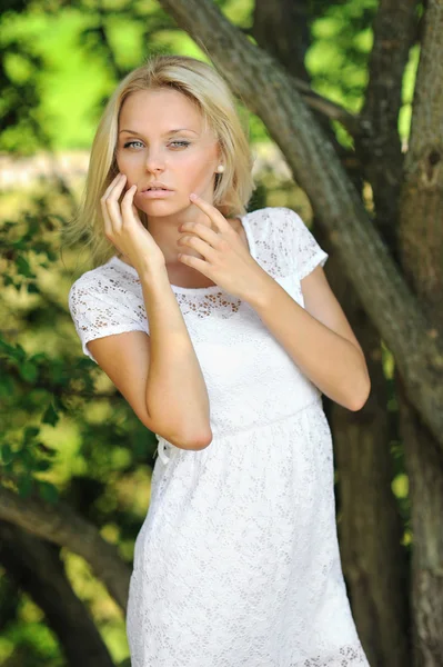 Sexy jonge vrouw buiten portret — Stockfoto