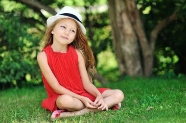 милі дівчата портрет в літо, зелений парк