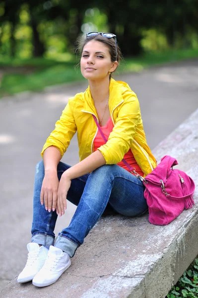 Teen tjej sitter i en park — Stockfoto
