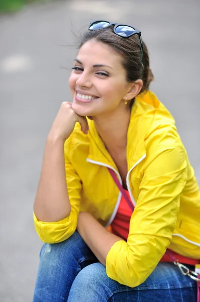 Foto de jovem bela senhora com a mão no queixo sorrindo para você — Fotografia de Stock