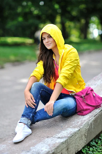 Mode stijlvolle tienermeisje in kleurrijke kleding — Stockfoto