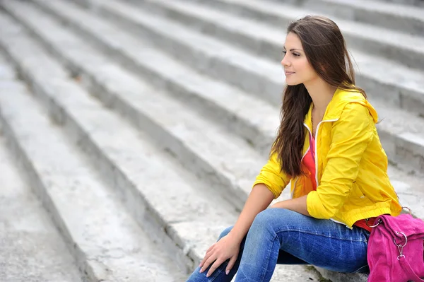 Retrato de perfil de chica de moda - copyspace —  Fotos de Stock