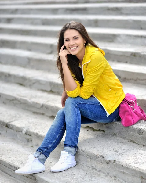 Giovane bella ragazza alla moda sorridente — Foto Stock