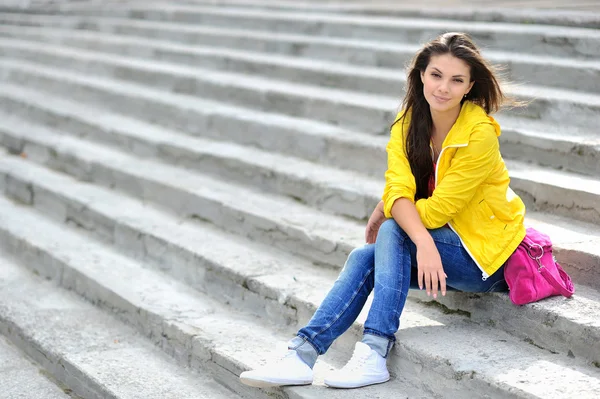 Jonge mooie stijlvolle vrouw zitten op de trap — Stockfoto