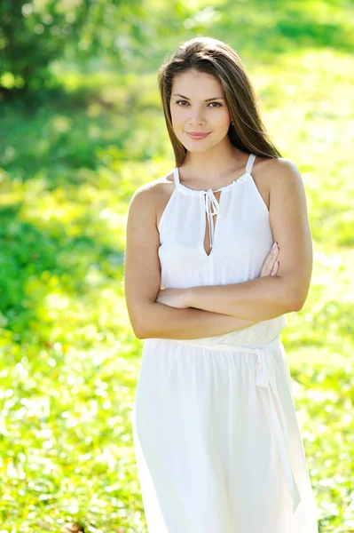 Portret van mooi meisje in groene veld — Stockfoto