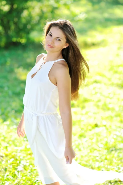 Güneşli bir bahçe içinde güzel bir kız — Stok fotoğraf