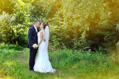 Gelin ve damat parkta