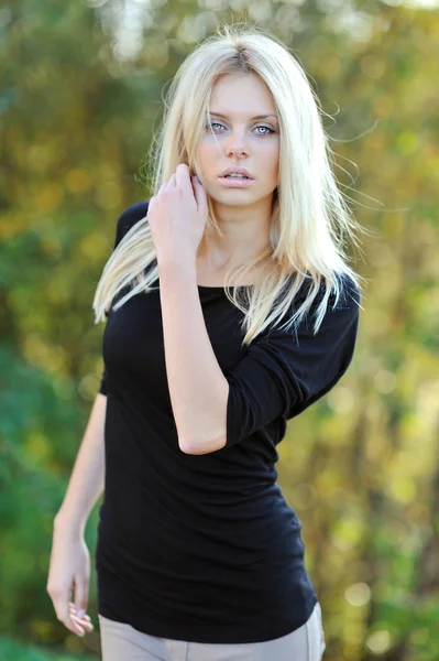 屋外の美しい女性モデルの魅力ポートレート — ストック写真
