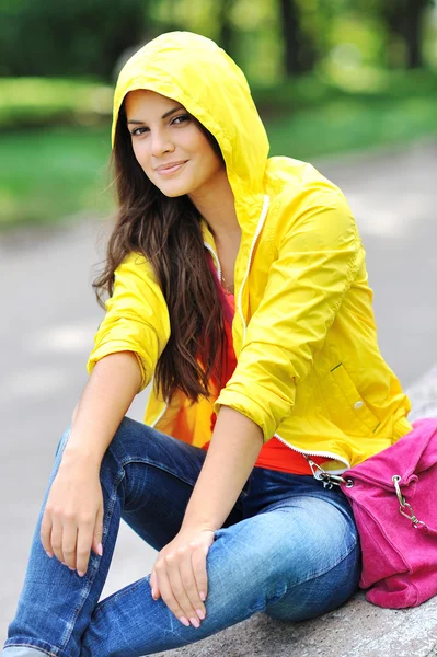 Menina elegante em roupas coloridas ao ar livre — Fotografia de Stock
