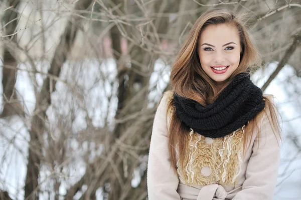 Adorable portrait de jeune fille en hiver — Photo