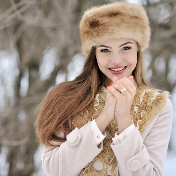 Bella donna in inverno — Foto Stock