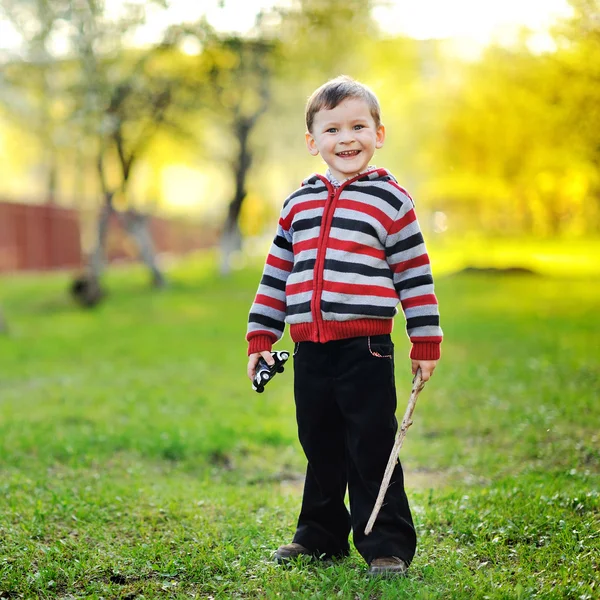Édes kis fiú portré szabadtéri — Stock Fotó
