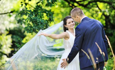 mutlu gelin ve damat bir parkta