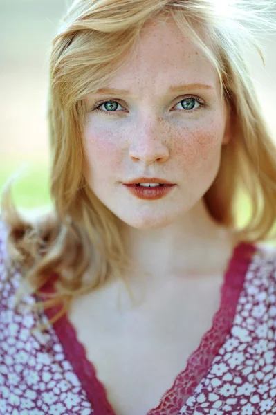 Πρόσωπό του μια όμορφη κοπέλα με φακίδες closeup — Φωτογραφία Αρχείου