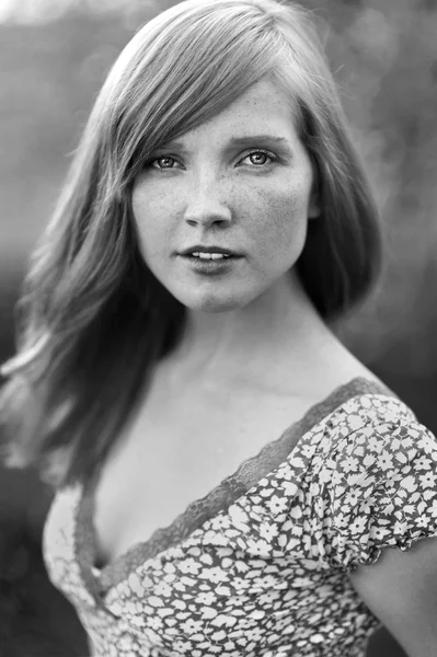 Retrato de uma linda menina de perto. Preto e branco — Fotografia de Stock