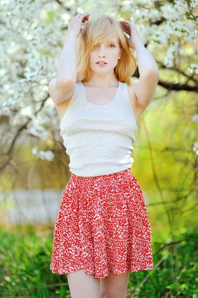 Menina bonita posando em um campo — Fotografia de Stock