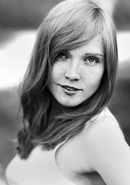 Beautiful girl close up. Black and white — Stock Photo, Image